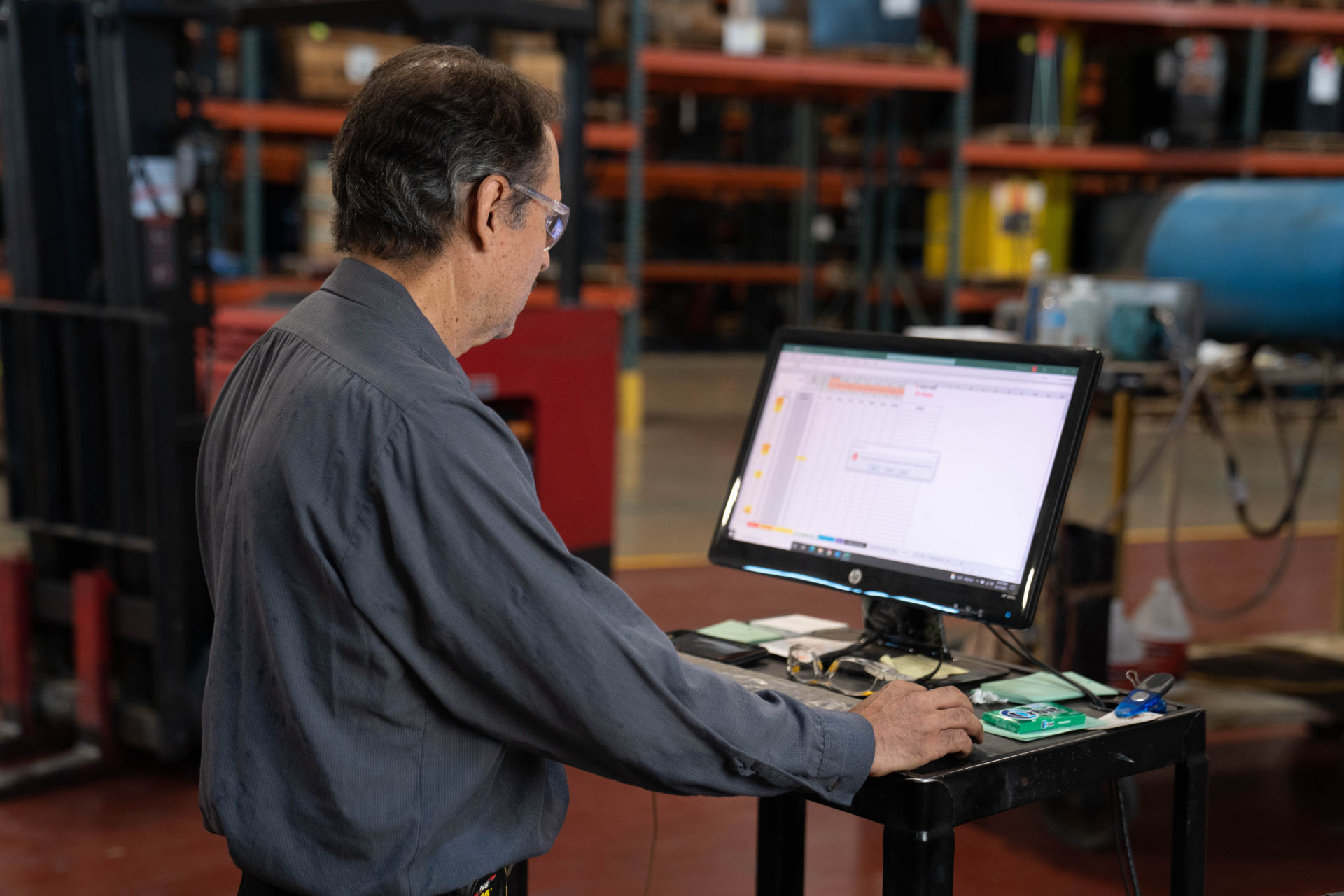 IBP's power management program provides battery data, which a man reviews on a computer screen